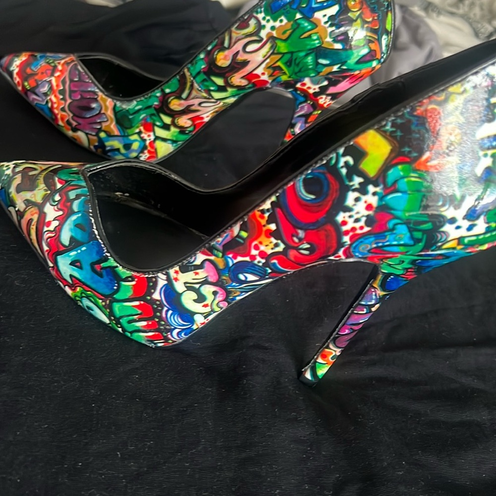 Graphic black heel pumps